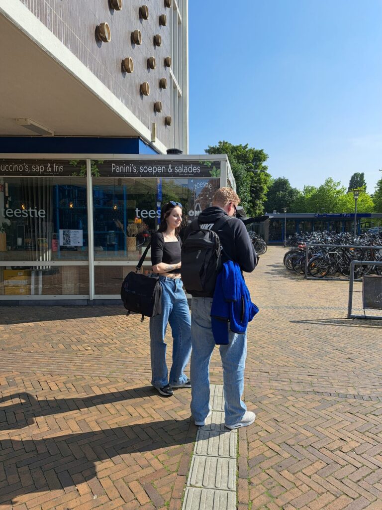 interviewer in gesprek met respondent op straat