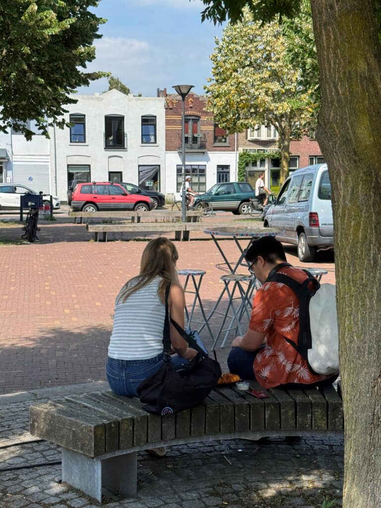 Interviewer is een respondent aan het interviewen