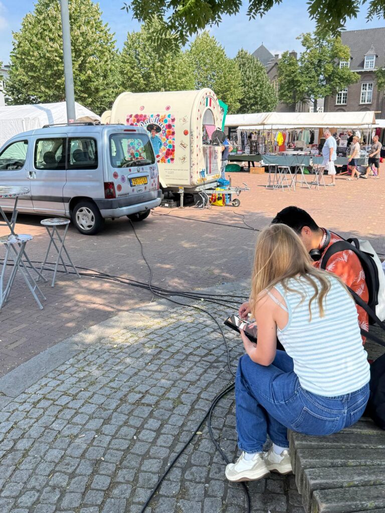 Interviewer is een respondent aan het interviewen
