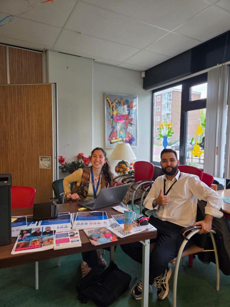 2 interviewers op een informatiebijeenkomst